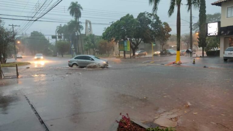 Fotos e vídeos dos estragos causado pela chuva em Dourados [VEJA]
