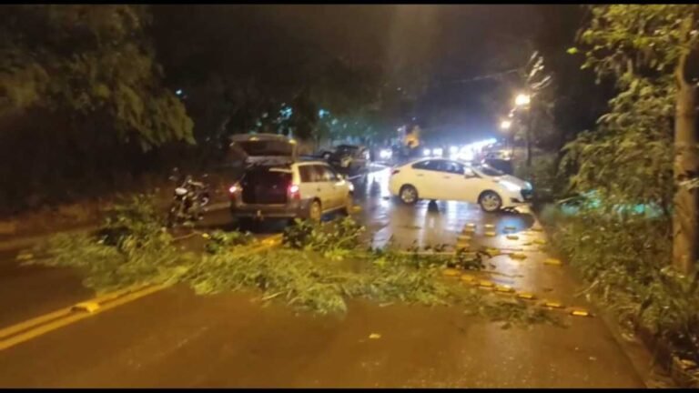 Vídeos – Trecho do asfalto da Hayel Bon Faker sentido Jardim Mônaco cede devido a chuvarada