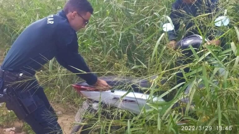 Moto roubada de entregador de delivery é encontrada em matagal por homem que passava pelo local