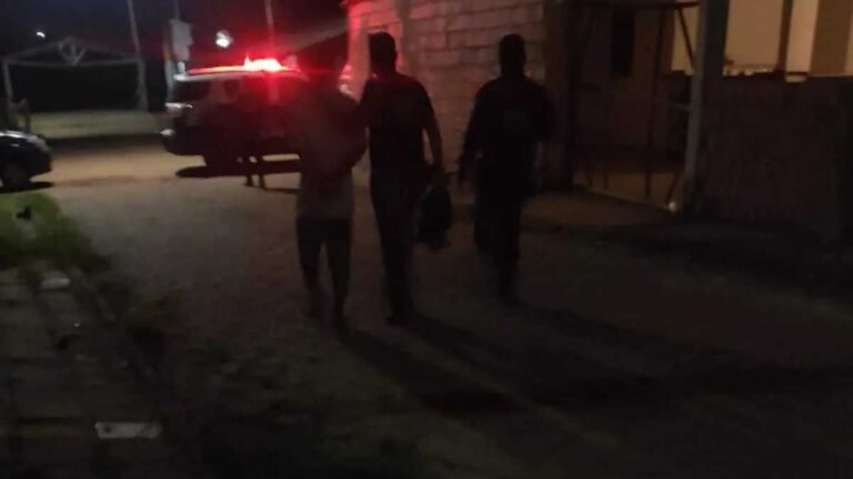 Homem esfaqueia esposa no pescoço e é esfaqueado no tórax e costas momentos antes de ser preso