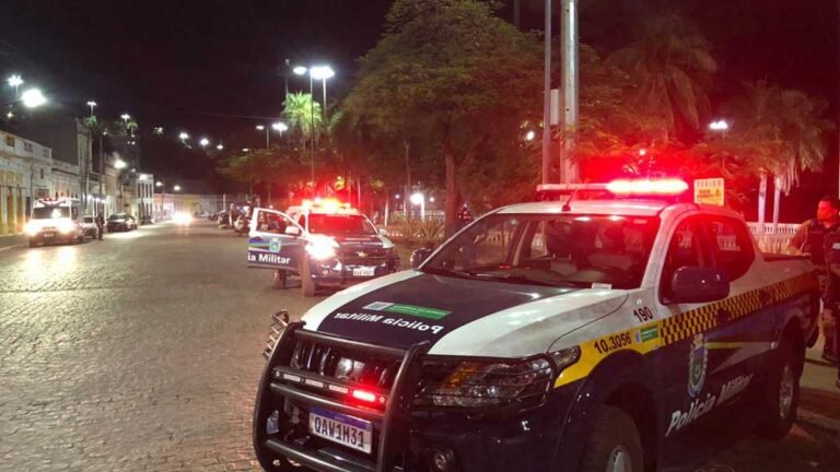 Filho é preso por agressão contra a mãe onde ele derrubou ela no chão xingando e ameaçando