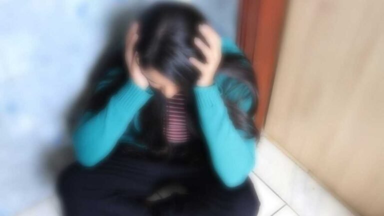 Mulher finge para marido que precisa de médico só para pedir ajuda e escapar de homem