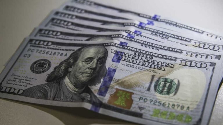 Dólar fecha a R$ 4,99 e acumula alta de 8% em três dias