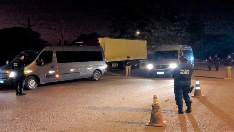 AGEMS fiscaliza mais de 60 veículos e autua 8 em operação para garantir transporte intermunicipal seguro