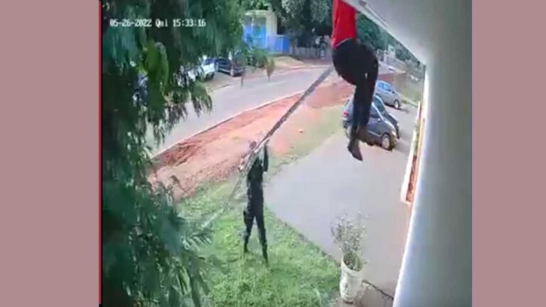 VÍDEO – Pendurado no segundo andar, PM de Ponta Porã salva trabalhador de cair