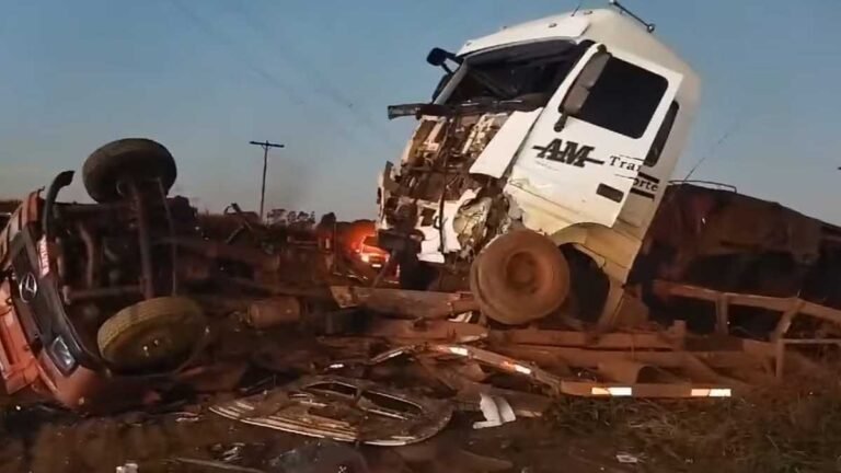 VÍDEO – Câmera de segurança registra momento de colisão entre caminhões que vitimou um homem [assista]