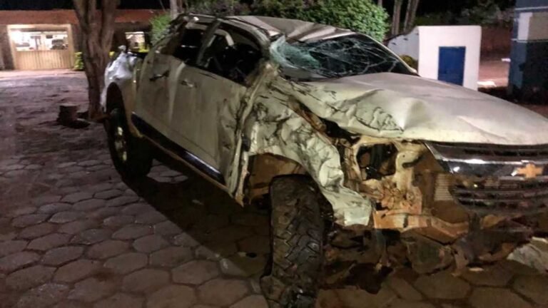 Irmão de Fael, campeão do BBB 12 bate em animal na pista e capota por diversas vezes