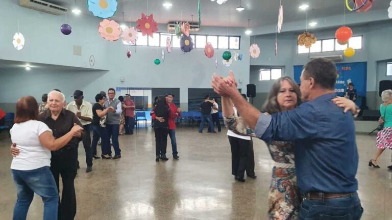 Baile da Melhor Idade reúne mais de 150 participantes no CCI