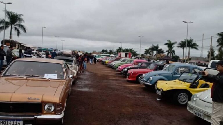 Encontro de veículos antigos reúne mais de 2 mil pessoas no Centro de Convenções