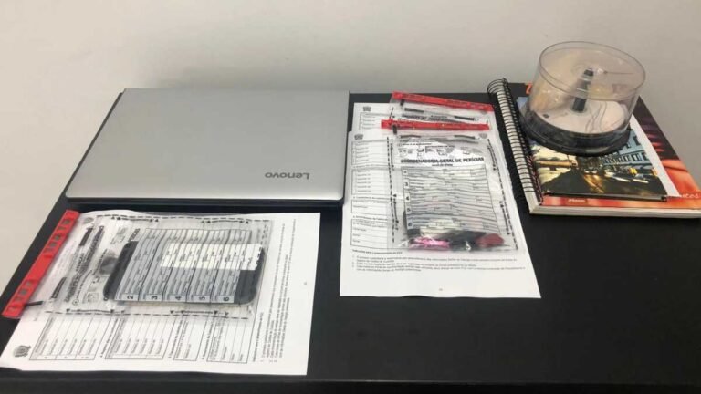 Suspeito de 51 anos e preso por estupro de vulnerável e por manter 170 DVDs contendo filmes pornográficos de adolescentes