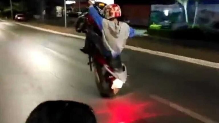 Menor é flagrado empinando moto no meio da rua e acaba sendo levado para delegacia
