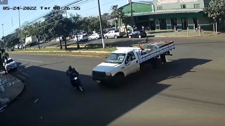VÍDEO – Câmera registra momento em que caminhonete atravessa avenida onde um morre e outro esta em estado gravíssimo