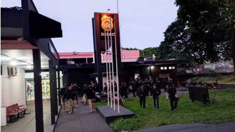 Durante operação, policiais prendem cinco pessoas, uma morre e apreende grande quantidade de drogas