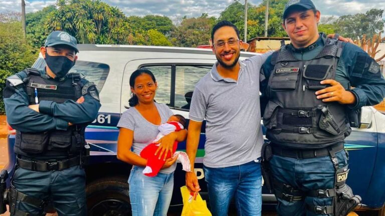 Policiais visitam bebê nascido após escolta até hospital em Dourados