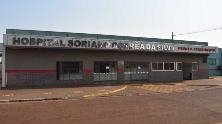 A policia investiga morte de homem encontrado esfaqueado deitado em cama de alojamento