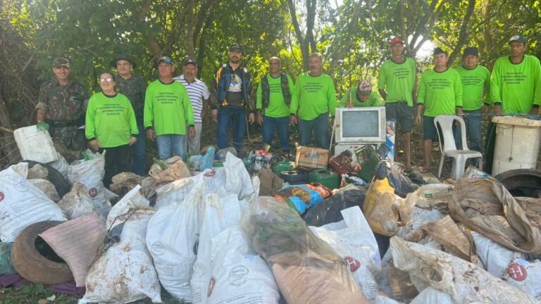 Vídeo – PMA e voluntários realizam limpeza em rio e retiram uma tonelada de resíduos