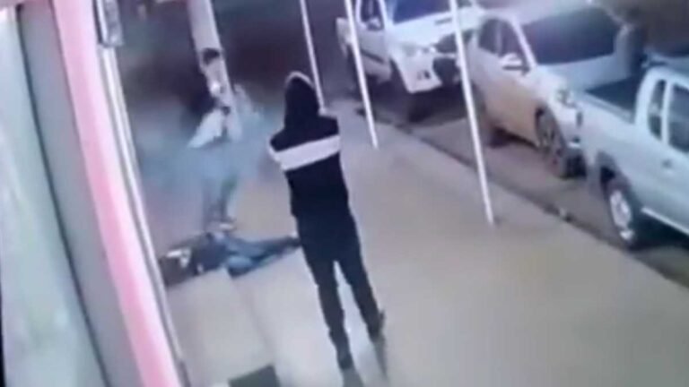 VÍDEO – Câmera registra momento que homem é alvejado a tiros em frente a conveniência em Maracaju