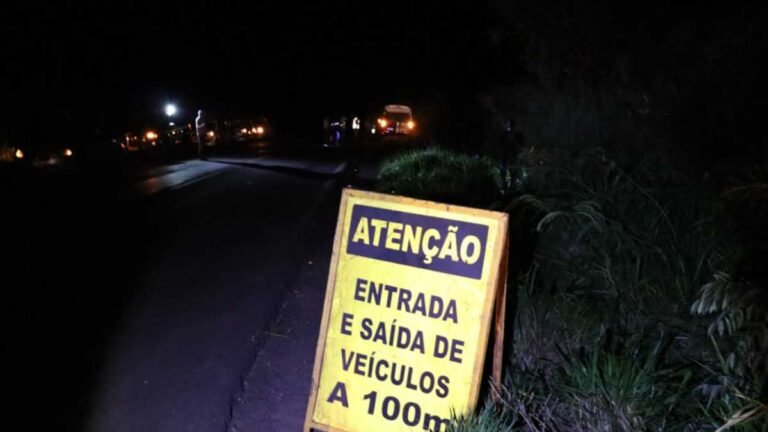 Motorista de carro desgovernado foge após atropelar e mata trabalhador que colocava placa de sinalização