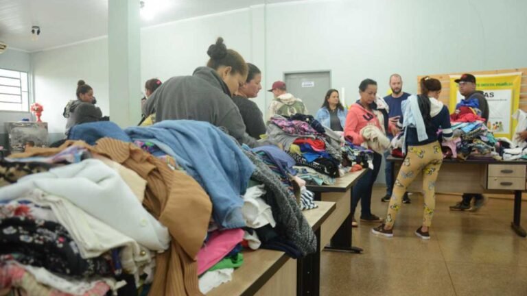 Prefeitura entrega 800kg de agasalhos no Cras do Jóquei Clube