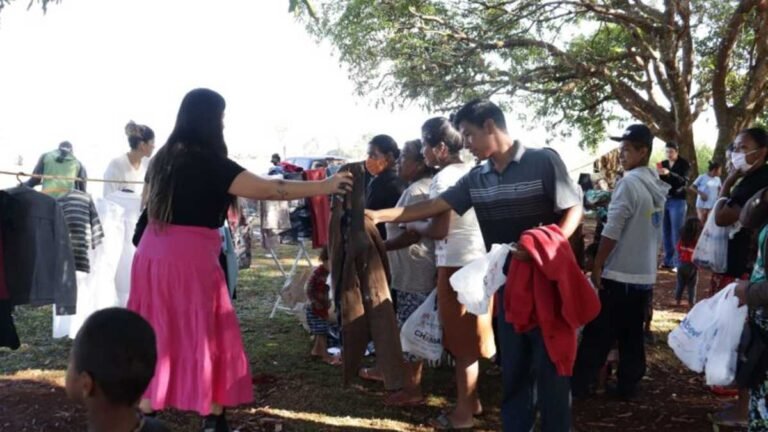 Corte de cabelo e agasalho – Famílias da Aldeia Nûporã recebem doações da campanha “É Tempo de Aquecer”