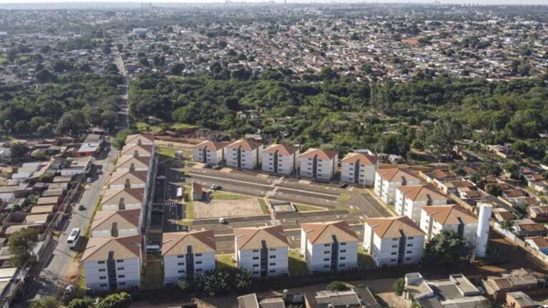 300 famílias receberam apartamentos do Residencial Jardim Canguru nesta quinta-feira