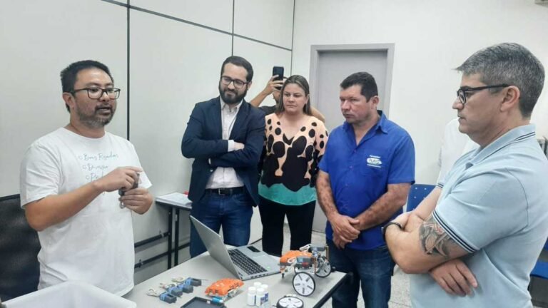 Integrantes da CPI da Robótica conhecem kits e detalhes do programa