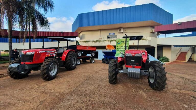 Prefeitura entrega maquinários agrícolas para comunidades de pequenos produtores