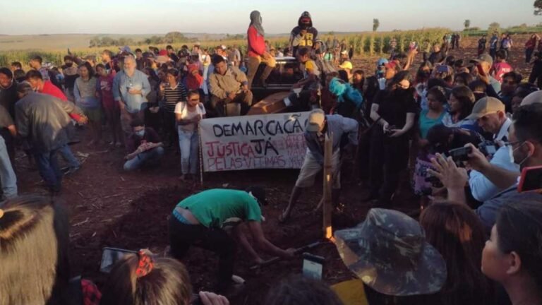 Em solidariedade, cerca de 2 mil pessoas acompanham enterro de Vitor Guarani Kaiowá, assassinado no território de Guapoy (MS)