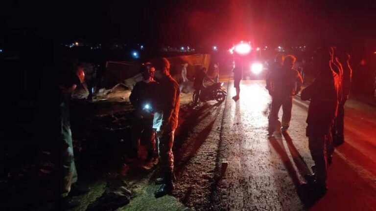 Carreta desgovernada na BR-376 colide frontalmente com motocicleta e deixa duas pessoas mortas