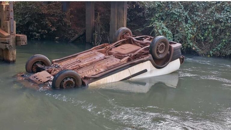 Mulher perder controle do carro cai em rio e só é encontrada morta no dia seguinte