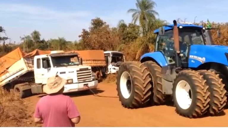 Carreta carregada não consegue subir ladeira desce de ré e atinge ônibus escolar com 15 alunos