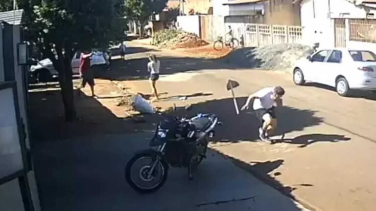 Vídeo do exato momento – Homem tenta matar vizinho após briga por sujeira em calçada [ASSISTA]