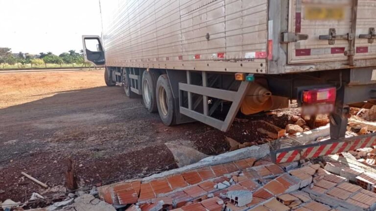Jardim Guanabará – Caminhão com motorista embriagado derruba 20 metros muro ao manobrar o veículo