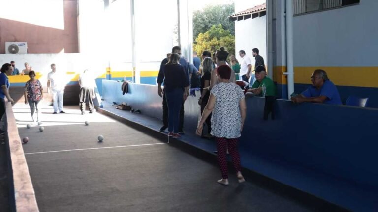 Idosos se preparam para o primeiro campeonato de bocha em quadra sintética