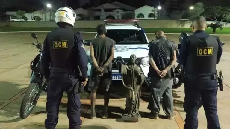 Usuários são presos carregando estatua de Jesus furtada de cemitério