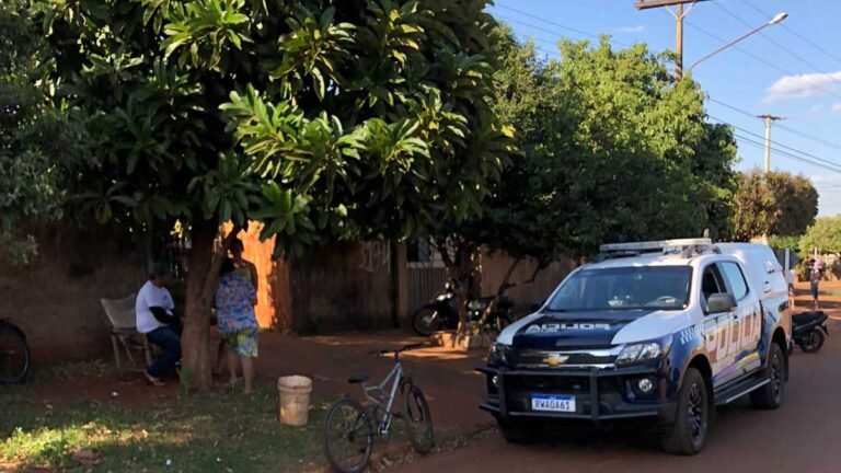 Homem morre de hemorragia após ter artéria cortada por vidro devido soco em porta