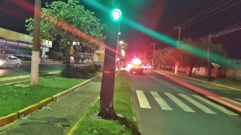 VÌDEO – Motorista embriagado após bater kombi em semáforo e em outro veículo vai preso pela GMD