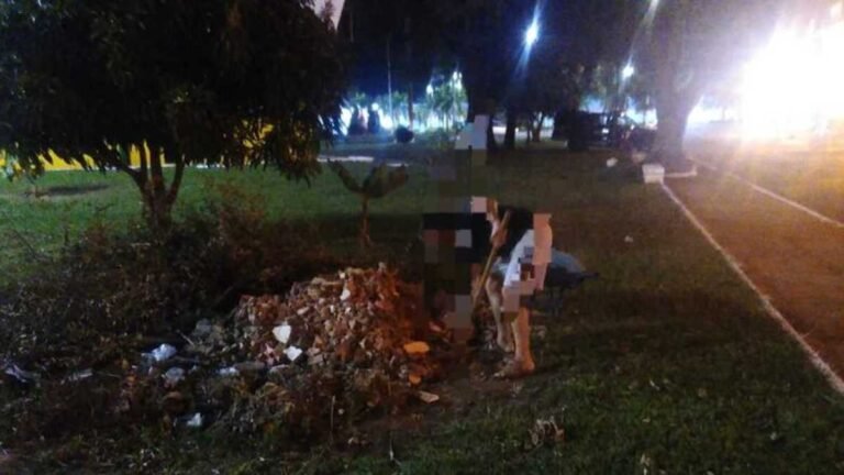 Guarda flagra homem jogando lixo em praça e faz ele catar todo entulho