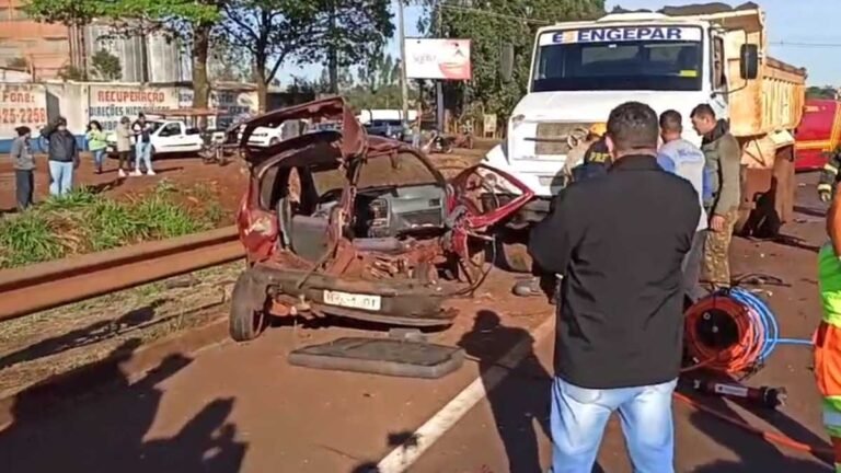 Acidente entre o Trevo do DOF/Bandeiras envolveu 5 veículos e deixa duas pessoas presas nas ferragens