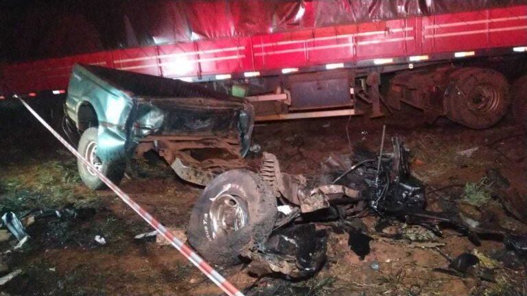 Acidente entre carreta e caminhonete MS-270 próximo ao distrito de Itahum mata duas pessoas