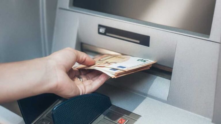 Prefeitura antecipa salários e paga funcionalismo no Dia do Servidor Público