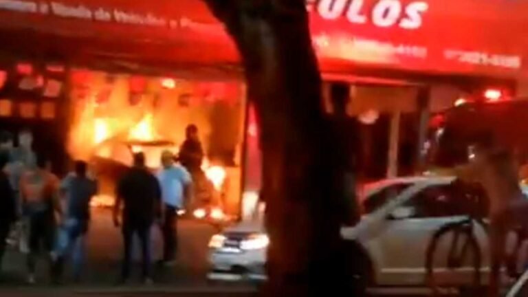 Vídeo – Dono de garagem tem prejuízo após carro pega fogo dentro de garagem em Dourados