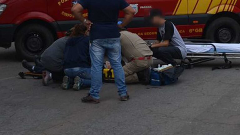 Condutor de carro abre porta e motociclista tem pé amputado em acidente