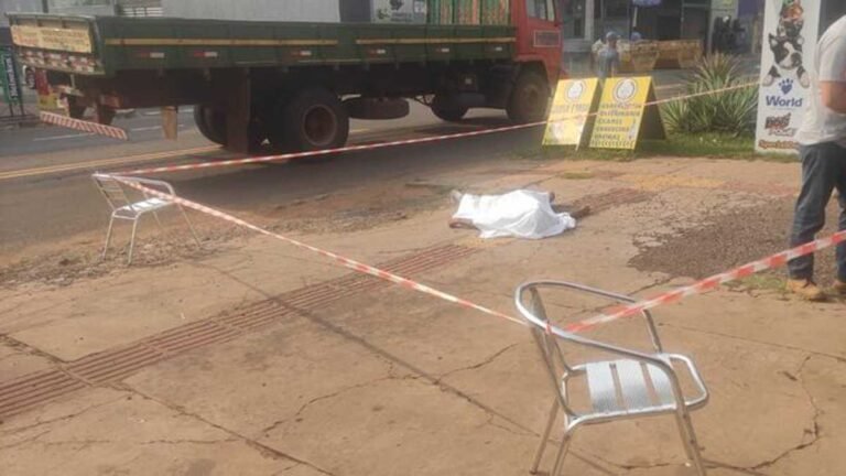 Mulher chora por corpo de desconhecido achando que era o filho e avisa toda família sobre a morte do garoto