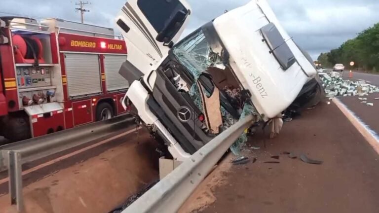 Motorista sofre vários ferimentos após carreta de leite tombar entre Vila São Pedro e Vila Vargas