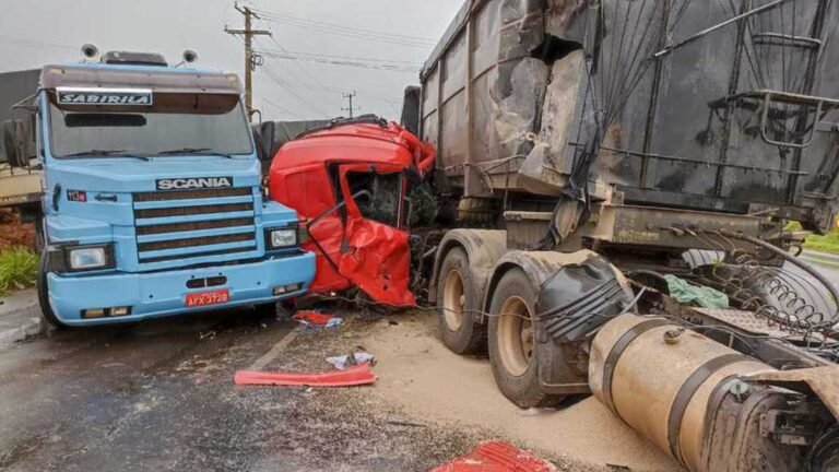 Acidente entre duas carretas na MS-134 deixa transito paralisado