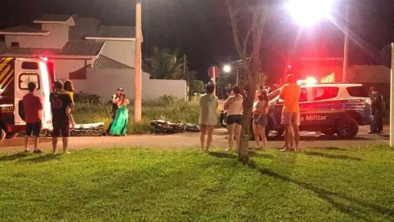 Motociclista perde controle em rotatória e tem pé amputado ao colidir em poste