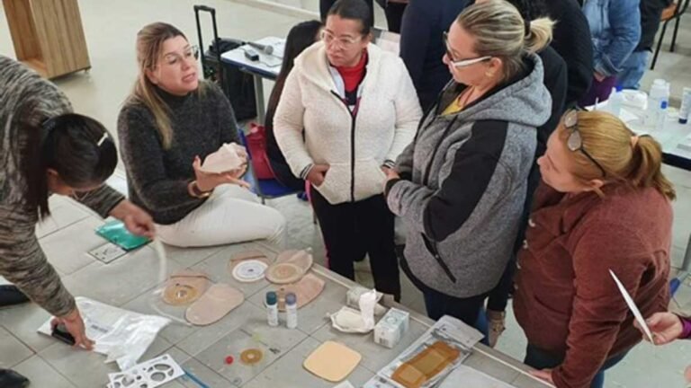 Técnicos e auxiliares em enfermagem passam por oficina de Atualização em Feridas e Curativos