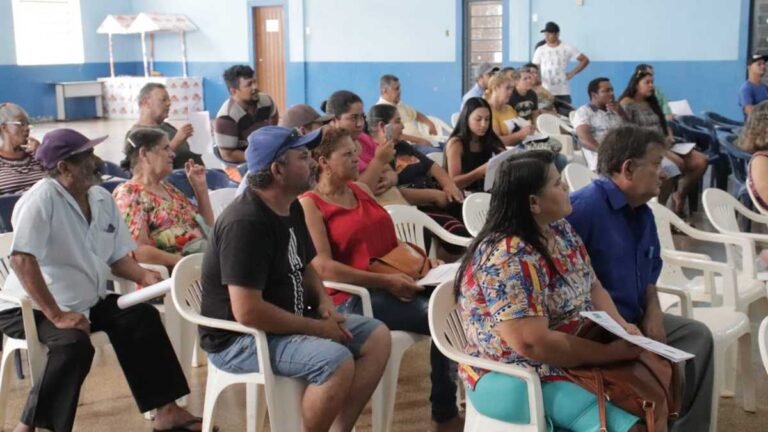 Prefeitura entrega 35 escrituras para moradores da Vila Mariana
