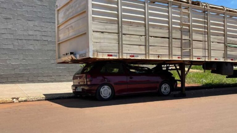Motorista cochila em volante e acorda debaixo de carreta estacionada